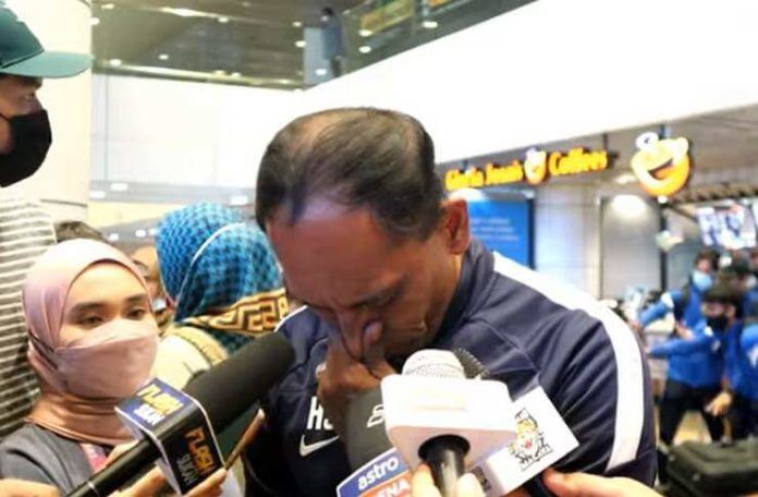 Hassan Sazali Mohd Waras menangis saat ditanya soal kergauan banyak orang.