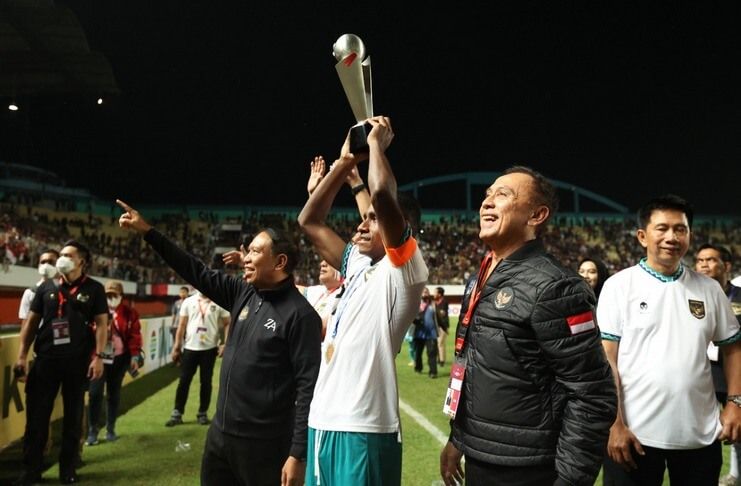 Ketum PSSI dan Menpora ikut merayakan kesuksesan timnas U-16 Indonesia juara Piala AFF U-16 2022.
