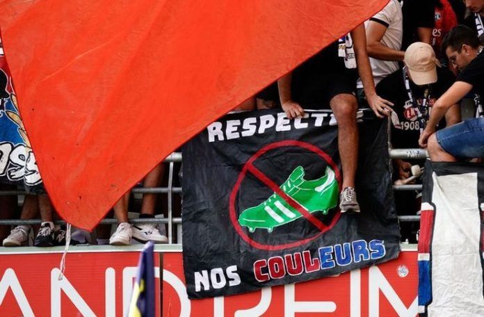 Ultras Lyon memprotes penggunaan sepatu hijau oleh para pemain Les Gones.