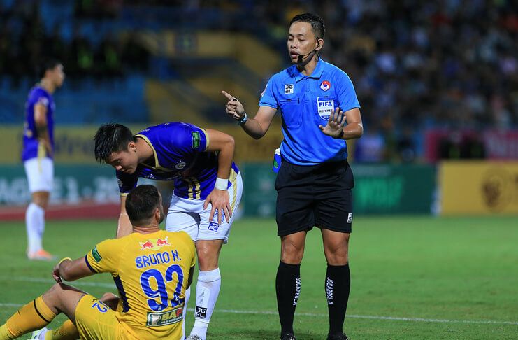 Wasit Liga Vietnam Ngo Duy Lan tak memberikan penalti saat Bruno Henrique dilanggar Do Duy Manh.