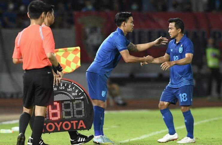 Chanathip Songkrasin digantikan Sumanya Purisai saat laga Thailand vs Malaysia berjalan 15 menit.