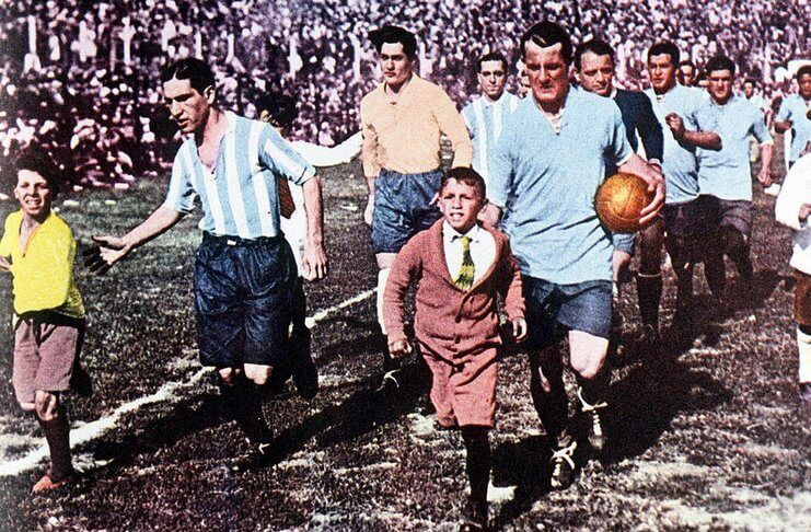 Final Piala Dunia 1930 diwarnai perselisihan soal bola yang akan digunakan.