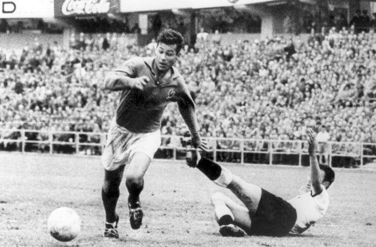 Just Fontaine mencetak 13 gol di Piala Dunia 1958 dengan memakai sepatu milik Stephane Bruey.