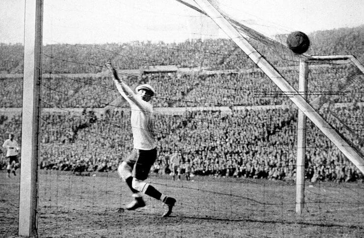 Kiper Uruguay kebobolan 2 gol saat laga final Piala Dunia 1930 menggunakan bola Argentina.