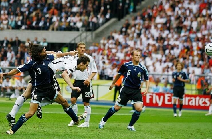 Miroslav Klose adalah pencetak gol sundulan terbanyak dalam catatan fakta Piala Dunia.