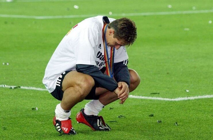 Miroslav Klose bersedih setelah Jerman hanya jadi runner-up di Piala Dunia,