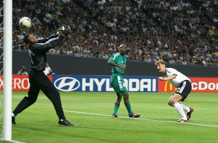 Miroslav Klose tercatat dalam fakta Piala Dunia sebagai salah satu dari hanya dua pencetak hat-trick sundulan.