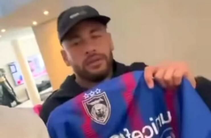 Neymar memegang jersi JDT.