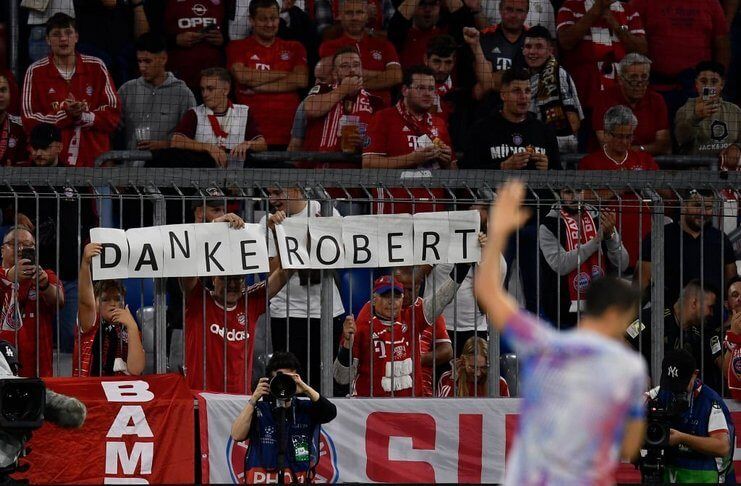 Para fan Bayern Munich menyambut Robert Lewandowski dengan baik.