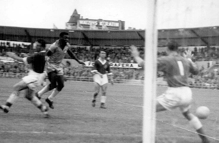 Pele tercatat di fakta Piala Dunia sebagai pencetak gol termuda saat lawan Wales pada 1958.