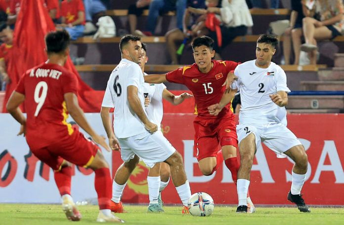 Penampilan timnas U-20 Vietnam membuat gusar Dinh The Nam.