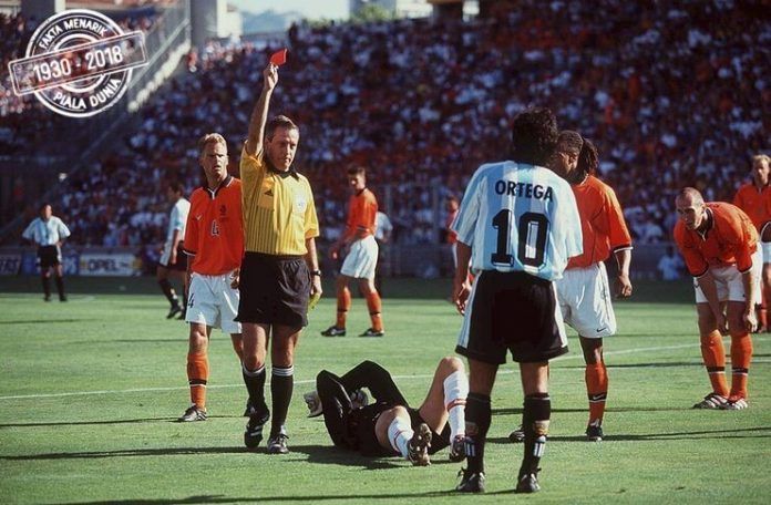 Arturo Brizio Carter adalah wasit dengan kartu merah terbanyak dalam catatan fakta Piala Dunia.