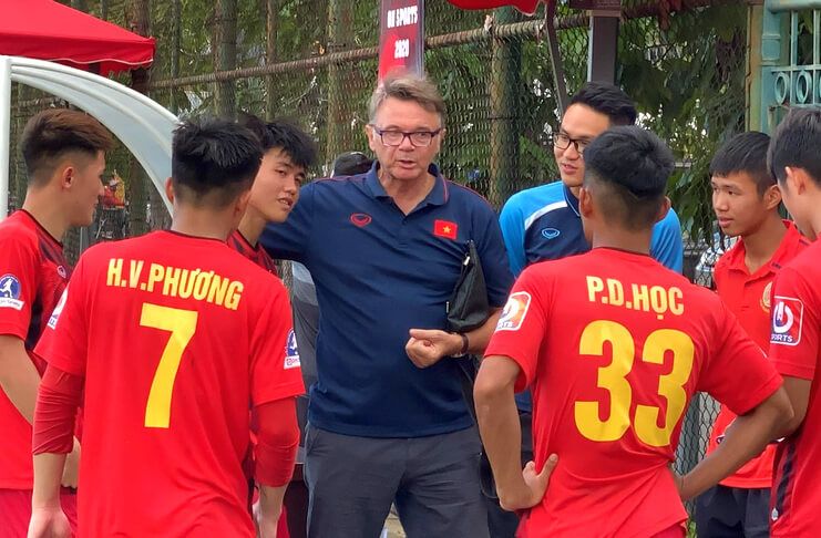 Gaji Philippe Troussier saat menangani timnas U-19 Vietnam jauh lebih besar dari yang diterima Park Hang-seo.