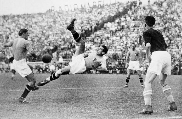 Italia berhadapan dengan Cekoslowakia di final Piala Dunia 1934.