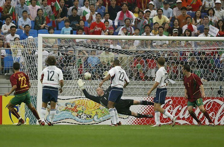 Jeff Agoos juga bersalah pada gol pertama Portugal yang dicetak Beto Severo.