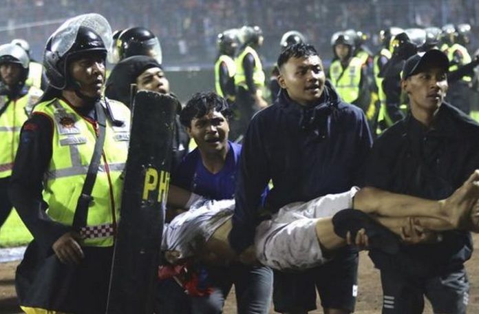 {Kolom} Apa Sudah Saatnya Berhenti Cintai Sepak Bola Indonesia?