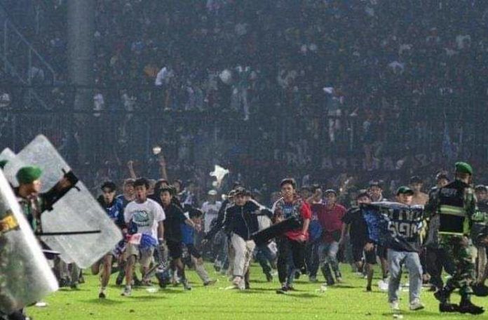 Kerusuhan Stadion Kanjuruhan, Arema FC vs Persebaya Surabaya - Twitter @TogiSihombing4