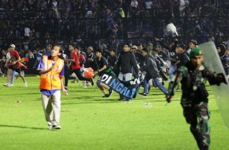 Kerusuhan Stadion Kanjuruhan, Arema FC vs Persebaya Surabaya - Twitter @VIVAcoid