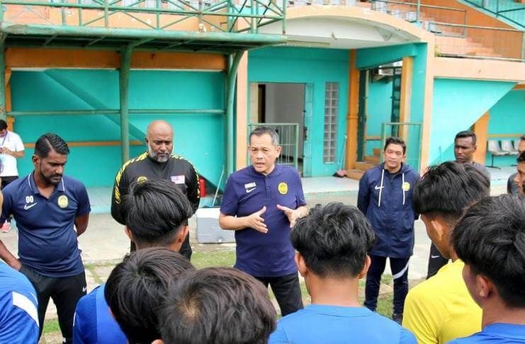Presiden FAM mengunjungi para pemain timnas U-17 Malaysia.