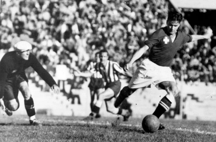 Swiss berhadapan dengan Meksiko yang memakai jersi Cruzeiro pada fase grup Piala Dunia 1950.