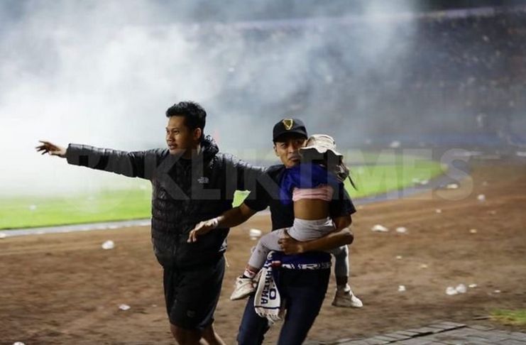 {Kolom} Apa Sudah Saatnya Berhenti Cintai Sepak Bola Indonesia?