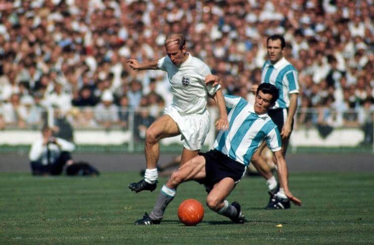 Bobby Charlton jadi pemain terbaik Piala Dunia 1966.
