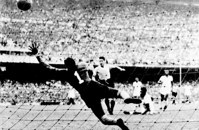 Brasil vs Uruguay pada laga penentuan juara Piala Dunia 1950.