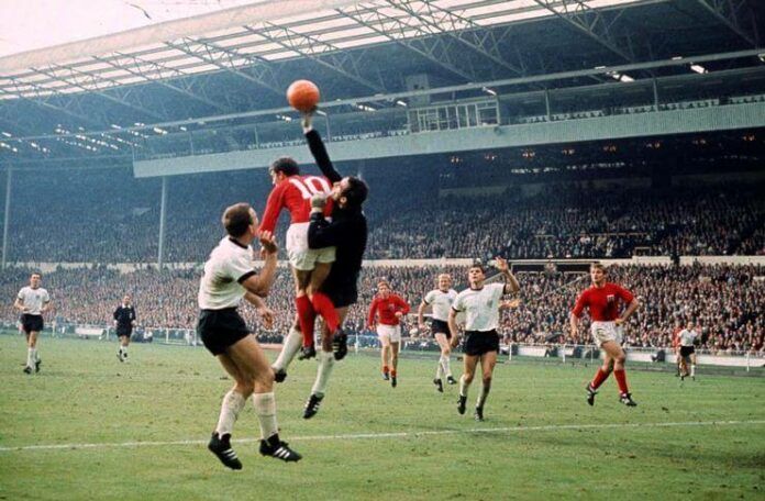 Final Piala Dunia 1966 mempertemukan Inggris dengan Jerman Barat.
