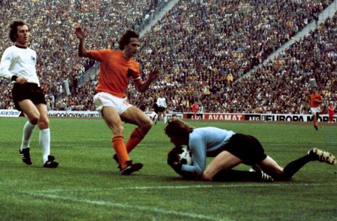 Final Piala Dunia 1974 mempertemukan Jerman Barat dengan Belanda.
