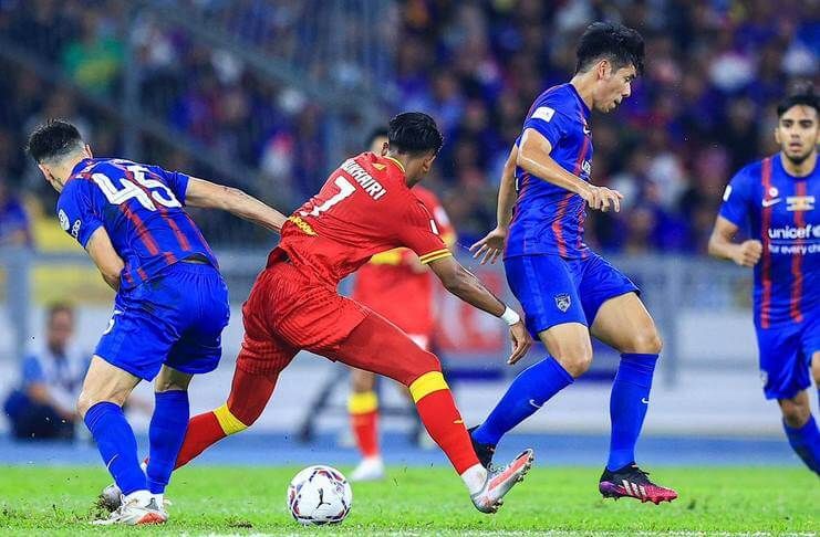 Mukhairi Ajmal Mahadi berjibaku melawan para pemain tengah JDT pada final Piala Malaysia 2022.