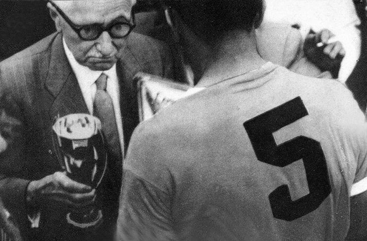 Obdulio Varela menerima trofi dari Jules Rimet sebagai kapten juara Piala Dunia 1950.