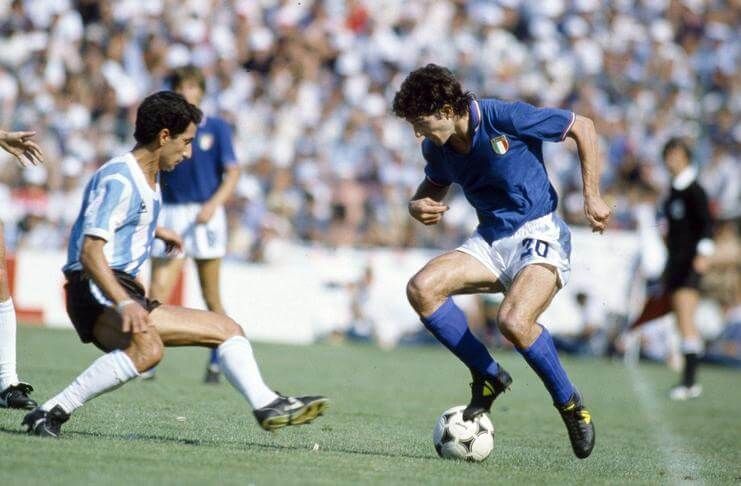 Paolo Rossi ditahbiskan sebagai pemain terbaik Piala Dunia 1982.