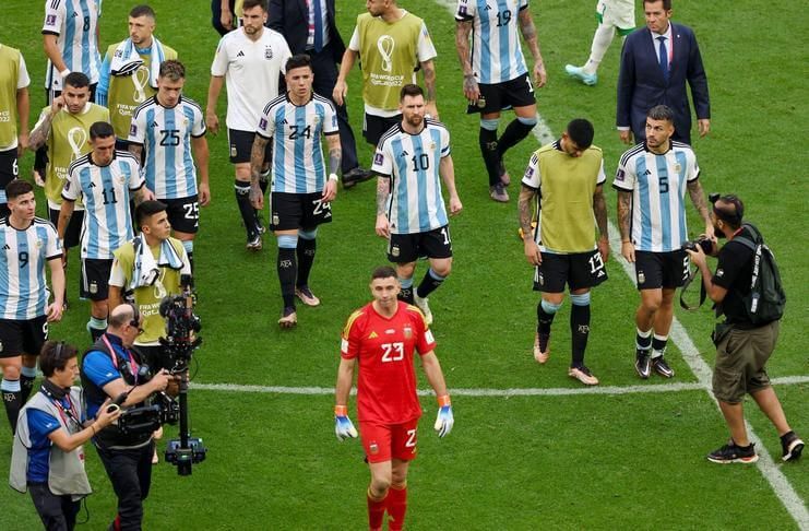 Para pemain Argentina berjalan gontai setelah dikalahkan Arab Saudi.