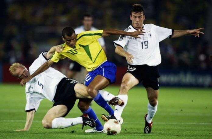Pertarungan Brasil vs Jerman tersaji di final Piala Dunia 2002.