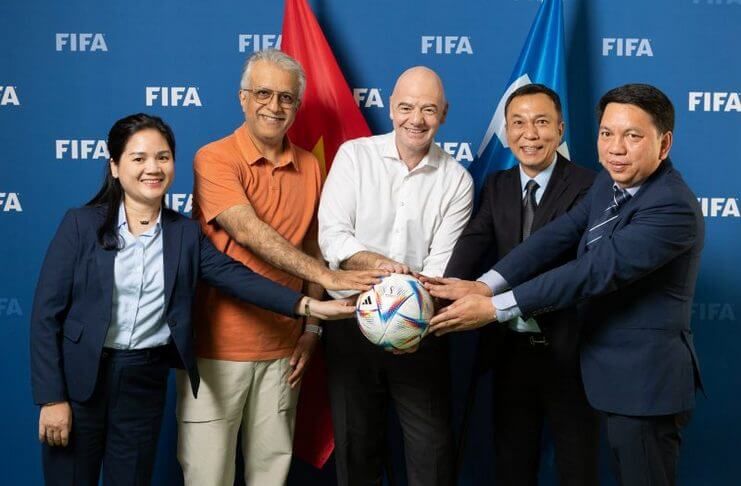Presiden FIFA Gianni Infantino berharap ada lebih banyak negara yang meniru Vietnam.
