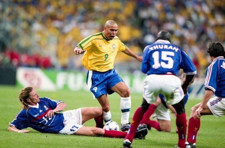 Ronaldo Luis Nazario de Lima jadi pemain terbaik Piala Dunia 1998.