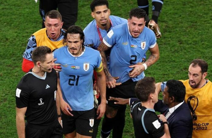 Uruguay Tersingkir, Luis Suarez Pertanyakan Keputusan Wasit - Edinson Cavani (Marca)