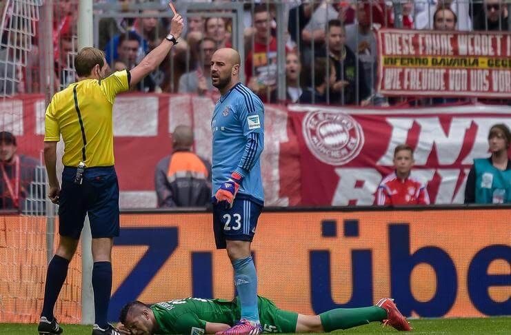 Kartu merah Pepe Reina saat lawan Augsburg jadi catatan buruk kiper asing di Bayern Munich.