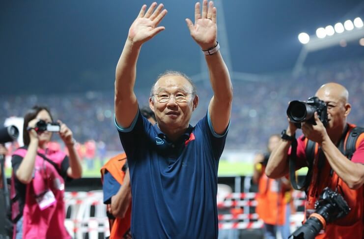 Park Hang-seo melambaikan tangan setelah menjalani laga terakhirnya sebagai pelatih timnas Vietnam.
