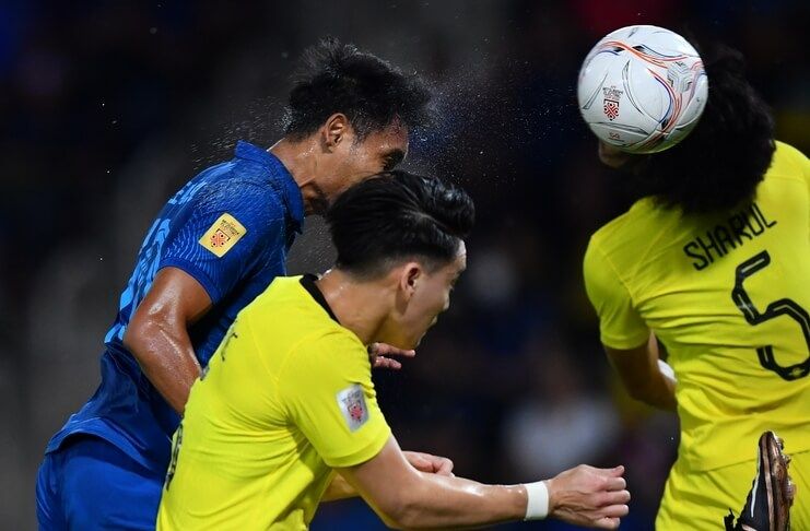 Teerasil Dangda membuka kemenangan 3-0 yang dibukukan Thailand atas Malaysia.