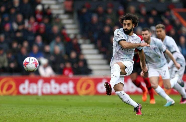 Eksekusi penalti Mohamed Salah pada laga Bournemouth vs Liverpool melenceng jauh.