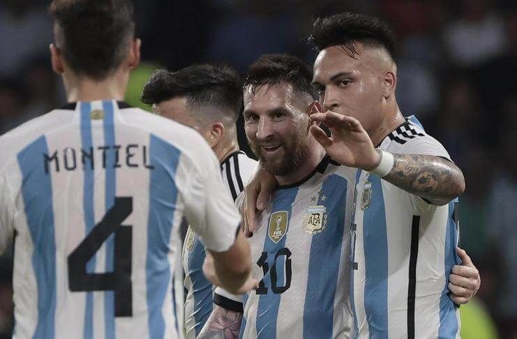 Lionel Messi Berhasil Cetak 102 Gol untuk Argentina, Ini Komentar Scaloni - Lautaro Martinez (Sport)