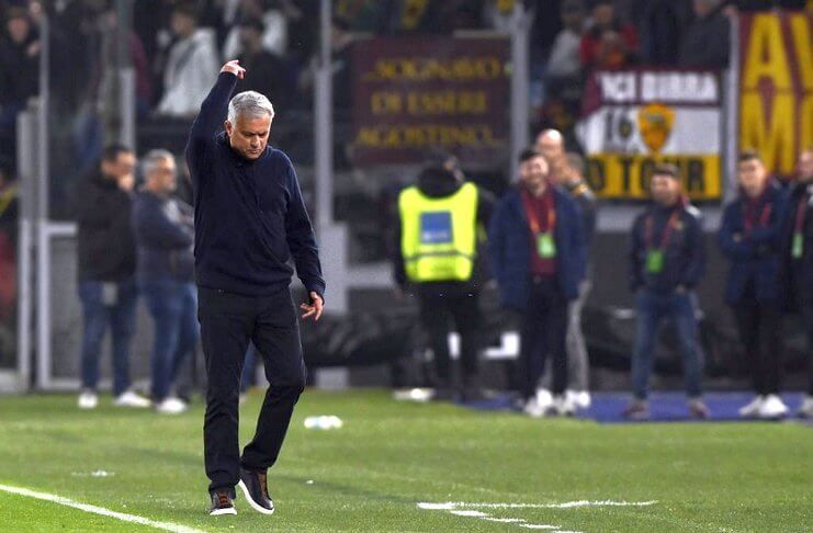 Jose Mourinho menghentikan cemoohan rasial dari tifosi AS Roma kepada Dejan Stankovic.