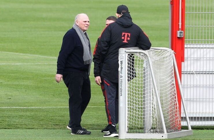 Uli Hoeness berbicara dengan Thomas Tuchel pada sesi latihan Bayern Munich.