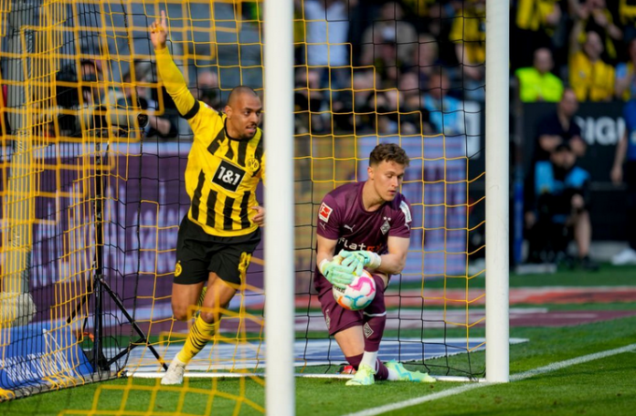 Dortmund vs Gladbach - Donyell Malen - Sebastien Haller - Getty Images