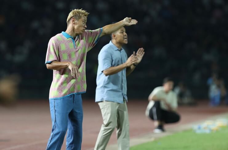 Keisuke Honda selalu tampil modis dan santai saat mendampingi timnas U-22 Kamboja.