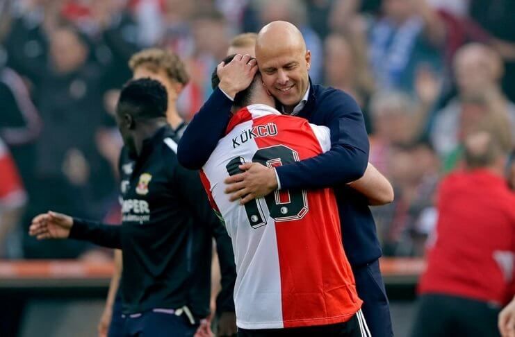 Orkun Kokcu dan Arne Slot berpelukan haru setelah Feyenoord dipastikan juara Eredivisie.