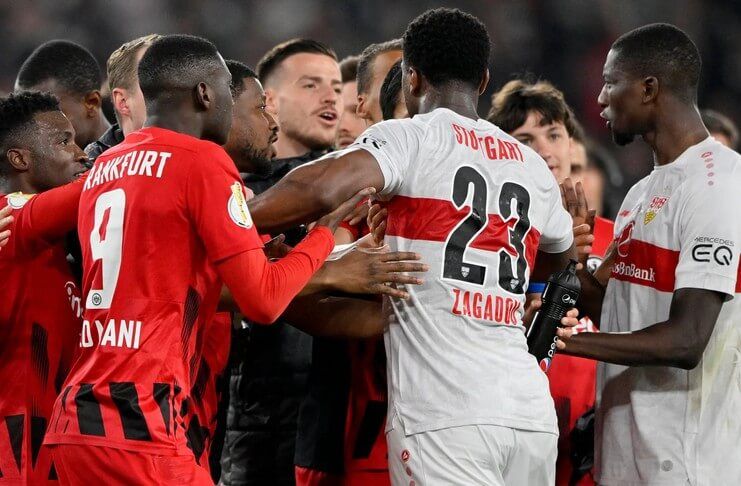 Para pemain Eintracht Frankfurt sempat terlibat kericuhan dengan pemain VfB Stuttgart.