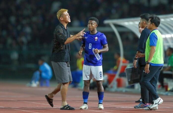 Perdana Menteri Hun Sen murka karena ada orang yang mengkritik dandanan Keisuke Honda.