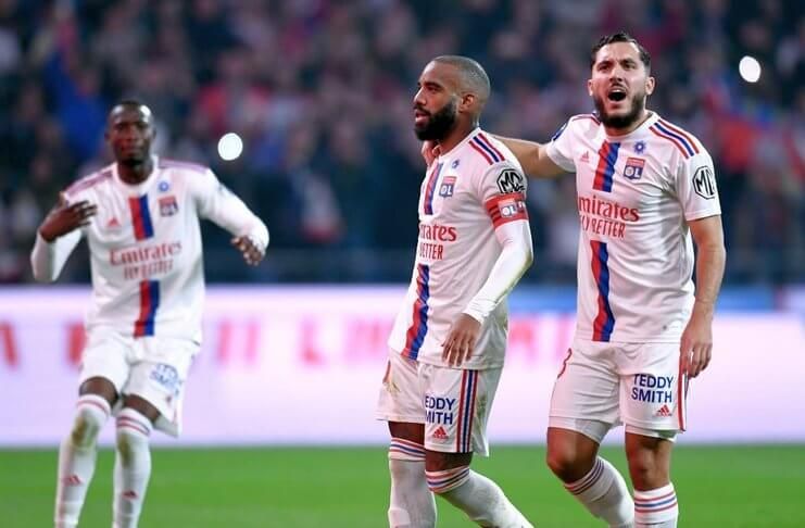 Rayan Cherki siap membantu Alexandre Lacazette melewati koleksi gol Kylian Mbappe.